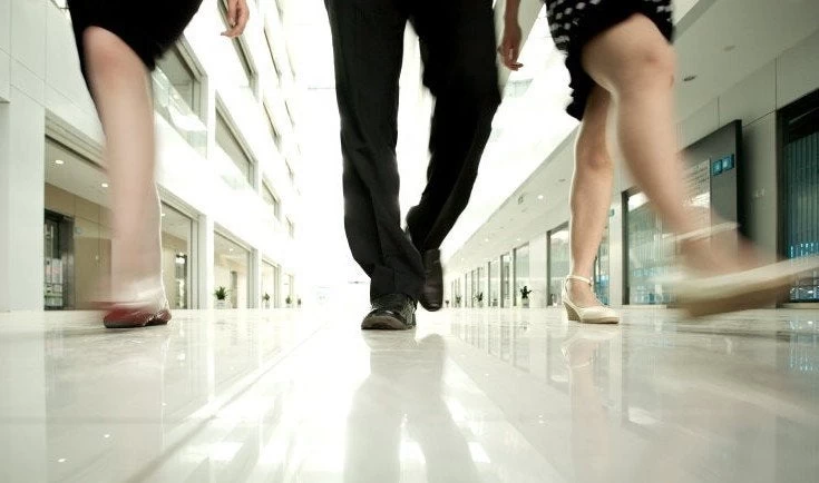 Τι κακό προκαλεί η ορθοστασία στο σώμα – Ποιο κίνδυνο αντιμετωπίζουν οι εργαζόμενοι που μένουν πολλές ώρες όρθιοι